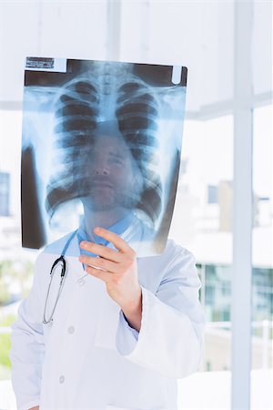 simsearch:400-07275966,k - Closeup of a male doctor examining x-ray in the medical office Foto de stock - Super Valor sin royalties y Suscripción, Código: 400-07275967