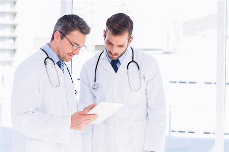 simsearch:400-07334526,k - Portrait of two male doctors using digital tablet in a bright medical office Foto de stock - Super Valor sin royalties y Suscripción, Código: 400-07275983