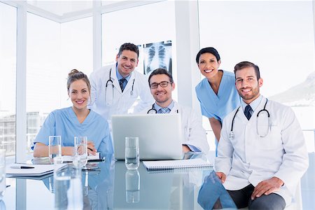 simsearch:400-07273325,k - Portrait of a happy medical team using laptop together in the office Foto de stock - Royalty-Free Super Valor e Assinatura, Número: 400-07276004