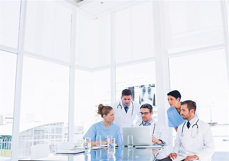 simsearch:400-07273325,k - Concentrated medical team using laptop together in the office Foto de stock - Royalty-Free Super Valor e Assinatura, Número: 400-07276005