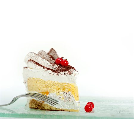 simsearch:6102-08882103,k - fresh ribes and whipped cream dessert cake slice with cocoa powder on top Foto de stock - Super Valor sin royalties y Suscripción, Código: 400-07278661