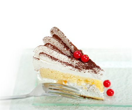 simsearch:400-07256405,k - fresh ribes and whipped cream dessert cake slice with cocoa powder on top Fotografie stock - Microstock e Abbonamento, Codice: 400-07278662