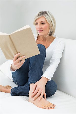 simsearch:400-06872352,k - Relaxed casual young woman reading book on sofa at home Foto de stock - Royalty-Free Super Valor e Assinatura, Número: 400-07270579