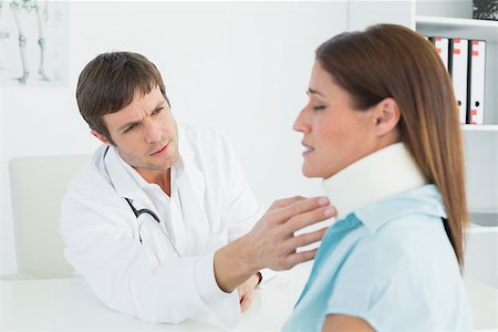 simsearch:400-07275966,k - Side view of a male doctor examining a patient's neck in medical office Foto de stock - Super Valor sin royalties y Suscripción, Código: 400-07270821