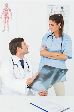 simsearch:400-07269250,k - Male doctor and female surgeon examining x-ray in a medical office Stock Photo - Budget Royalty-Free & Subscription, Code: 400-07271024