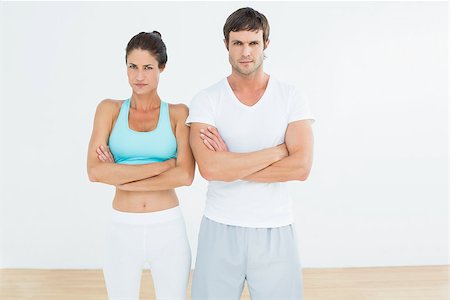 simsearch:649-07239579,k - Portrait of a fit young couple with arms crossed standing in fitness studio Foto de stock - Super Valor sin royalties y Suscripción, Código: 400-07271589