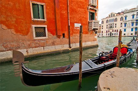 simsearch:400-07272498,k - Venice Italy Gondolas on canal , most famous boat Stock Photo - Budget Royalty-Free & Subscription, Code: 400-07272474