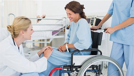Side view of a doctor talking to a female patient in wheelchair at the hospital Fotografie stock - Microstock e Abbonamento, Codice: 400-07273176