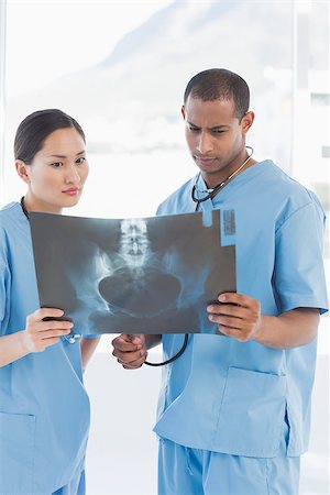 simsearch:400-07778150,k - Two surgeons examining xray in a bright hospital Stock Photo - Budget Royalty-Free & Subscription, Code: 400-07273191