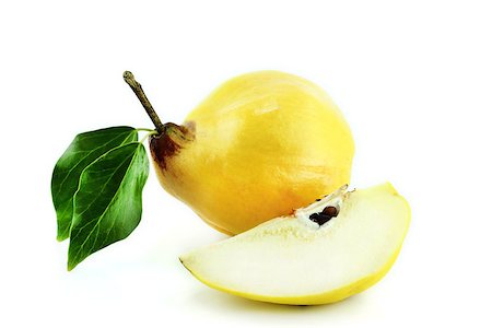 simsearch:400-07210105,k - sweet quinces with leaves and slice on white Foto de stock - Royalty-Free Super Valor e Assinatura, Número: 400-07288192