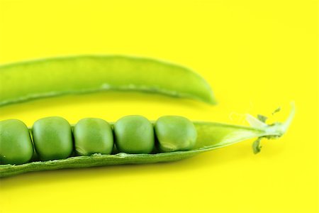 simsearch:400-05294178,k - fresh pea fruit on yellow background . Stockbilder - Microstock & Abonnement, Bildnummer: 400-07289255