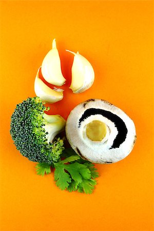simsearch:400-07244181,k - button mushrooms with garlic, parsley and broccoli on orange background. Foto de stock - Super Valor sin royalties y Suscripción, Código: 400-07289305