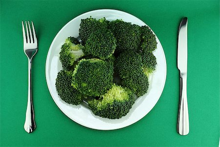 simsearch:400-07822704,k - Fresh broccoli in dish with fork and knife Photographie de stock - Aubaine LD & Abonnement, Code: 400-07289543