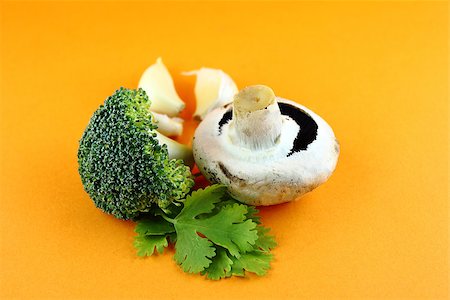 simsearch:400-07244181,k - button mushrooms with garlic, parsley and broccoli on orange background. Foto de stock - Super Valor sin royalties y Suscripción, Código: 400-07289609