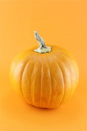 simsearch:614-03818705,k - piece of ripe pumpkin on orange background Fotografie stock - Microstock e Abbonamento, Codice: 400-07289616