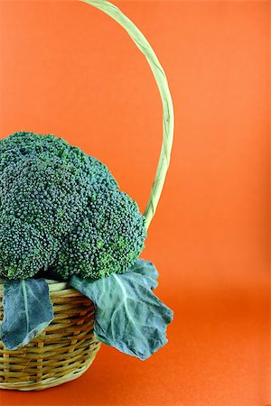 simsearch:400-07822704,k - Fresh broccoli in Basket with leaves. Photographie de stock - Aubaine LD & Abonnement, Code: 400-07289949