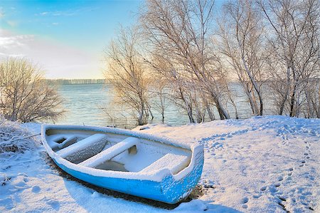 simsearch:400-04628388,k - boat near danube river shoot at sunrise in winter day Stockbilder - Microstock & Abonnement, Bildnummer: 400-07294161