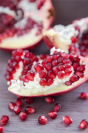 simsearch:400-03930798,k - Pomegranate and pomegranate seeds on a wooden board Photographie de stock - Aubaine LD & Abonnement, Code: 400-07294274