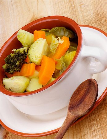 simsearch:400-06485810,k - Rustic Vegetable Stew with Broccoli, Carrot, Leek and Potato in Beige Bowl with Wooden Spoon closeup on Wooden background Fotografie stock - Microstock e Abbonamento, Codice: 400-07294637