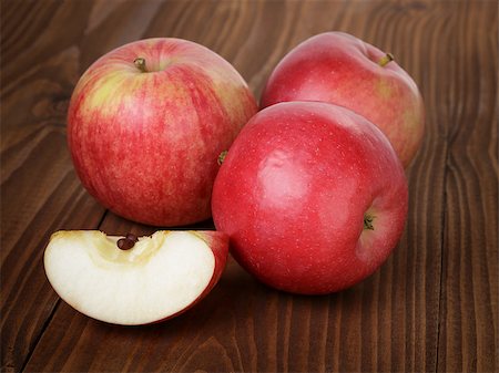 simsearch:400-06953045,k - ripe red apples on wood table, with slices Stockbilder - Microstock & Abonnement, Bildnummer: 400-07294741