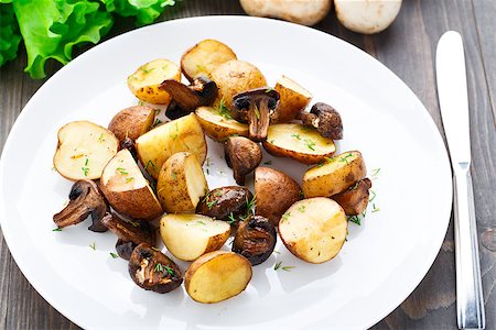 simsearch:400-05749089,k - Roasted potato and mushrooms on a plate Foto de stock - Royalty-Free Super Valor e Assinatura, Número: 400-07295468