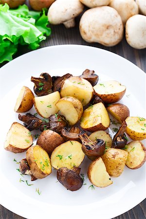 simsearch:400-07479107,k - Roasted potato and mushrooms on a plate Stock Photo - Budget Royalty-Free & Subscription, Code: 400-07295469