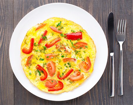scrambled - Omelet with paprika, tomato and herbs on a plate Foto de stock - Super Valor sin royalties y Suscripción, Código: 400-07295462