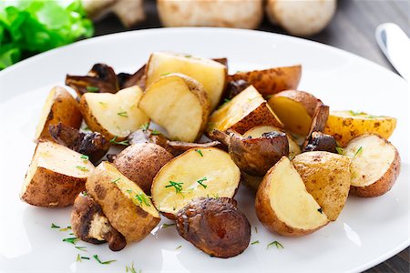 simsearch:400-05749089,k - Roasted potato and mushrooms on a plate Foto de stock - Royalty-Free Super Valor e Assinatura, Número: 400-07295470