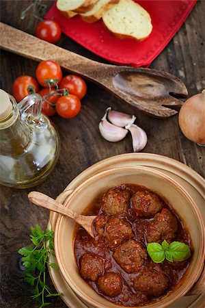 fat ball - Italian cooking  - meat balls with basil, tomatoes, olive oil and garlic Foto de stock - Super Valor sin royalties y Suscripción, Código: 400-07295556