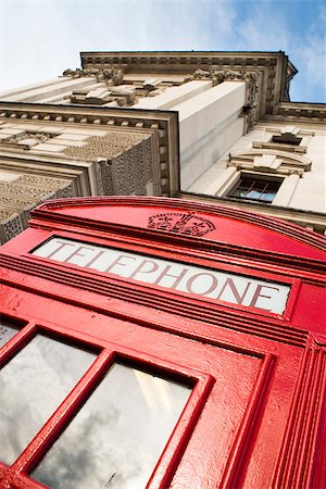 simsearch:845-03721225,k - Red Phone cabine in London. Vintage phone cabine monumental Fotografie stock - Microstock e Abbonamento, Codice: 400-07295625