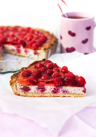 simsearch:400-07295671,k - Piece of homemade raspberry pie Photographie de stock - Aubaine LD & Abonnement, Code: 400-07295668
