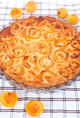 simsearch:400-07295671,k - Apricot tart on the checkered tablecloth with fresh apricots around Photographie de stock - Aubaine LD & Abonnement, Code: 400-07295670