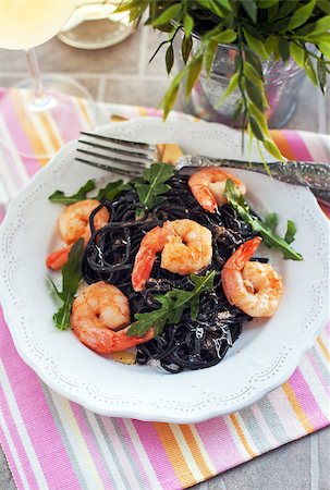 Black spaghetti with prawns and arugula Photographie de stock - Aubaine LD & Abonnement, Code: 400-07295681