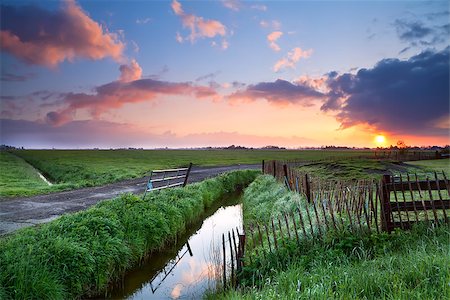 simsearch:400-08315659,k - beautiful sunrise over river and meadows in farmland Foto de stock - Super Valor sin royalties y Suscripción, Código: 400-07295934