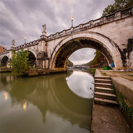 Under the Holy Angel Bridge in the Morning, Rome, Italy Foto de stock - Royalty-Free Super Valor e Assinatura, Número: 400-07297330