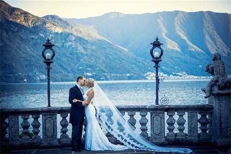 simsearch:400-04763029,k - Young newly wed couple in a landscape Foto de stock - Super Valor sin royalties y Suscripción, Código: 400-07297491