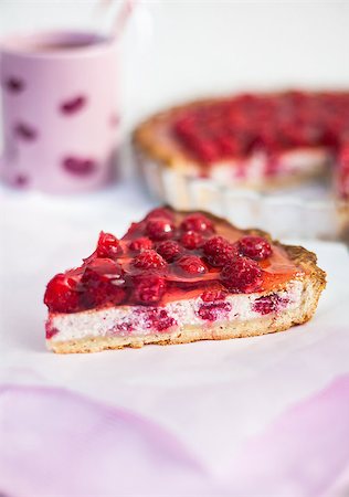 raspberry jelly - Piece of homemade raspberry pie Foto de stock - Super Valor sin royalties y Suscripción, Código: 400-07297507