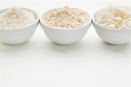 simsearch:400-07300783,k - coconut flour and flakes in three white ceramic bowls on white table cloth Stockbilder - Microstock & Abonnement, Bildnummer: 400-07297582