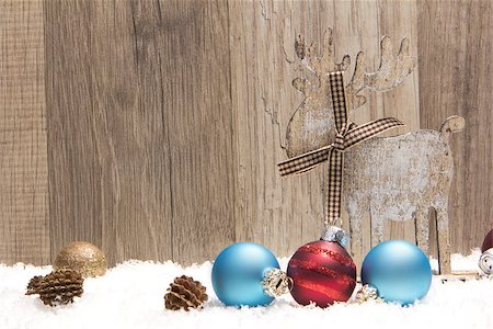 simsearch:400-07920008,k - christmas decoration with wood background, snow, elk, christmas baubles gold, blue and red and pine cones Fotografie stock - Microstock e Abbonamento, Codice: 400-07298098