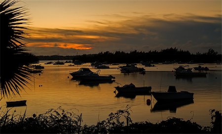 Sillouetted Boats in a Natural Harbour at Sunset Stockbilder - Microstock & Abonnement, Bildnummer: 400-07298197