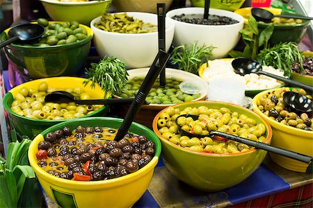 simsearch:400-07219392,k - Olives in bowls in a shop. Black and green olives Stock Photo - Budget Royalty-Free & Subscription, Code: 400-07298286