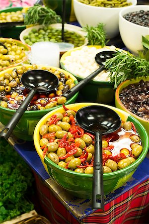 simsearch:400-07219392,k - Olives in bowls in a shop. Black and green olives Stock Photo - Budget Royalty-Free & Subscription, Code: 400-07298287