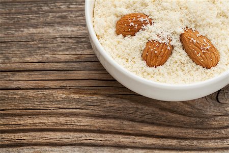 pixelsaway (artist) - almond flour high in protein, low in carbohydrates, low in sugars and gluten free - a ceramic bowl on grained wood background Foto de stock - Royalty-Free Super Valor e Assinatura, Número: 400-07298395