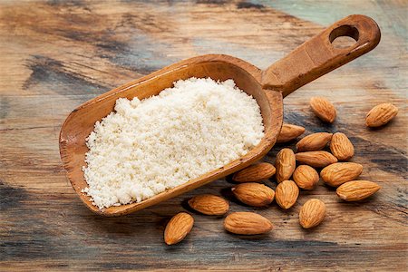 pixelsaway (artist) - almond flour high in protein, low in carbohydrates, low in sugars and gluten free - a rustic wooden scoop on grained wood background Foto de stock - Royalty-Free Super Valor e Assinatura, Número: 400-07298396