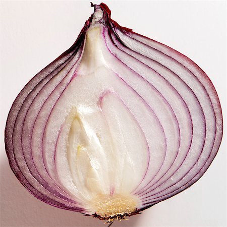 simsearch:400-04834620,k - A red onion cut into two halves Stock Photo - Budget Royalty-Free & Subscription, Code: 400-07298393