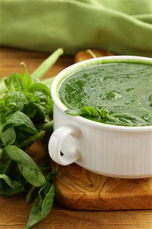 simsearch:400-08786286,k - green cream soup of spinach and green peas in white bowl Fotografie stock - Microstock e Abbonamento, Codice: 400-07298426