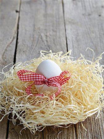 simsearch:400-07921731,k - Easter eggs in nest on a wooden background Stock Photo - Budget Royalty-Free & Subscription, Code: 400-07298422