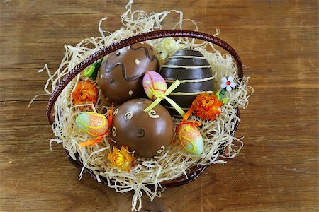 simsearch:400-07921731,k - Easter eggs in nest on a wooden background Stock Photo - Budget Royalty-Free & Subscription, Code: 400-07298423