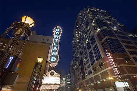 Broadway Portland Oregon Downtown Entertainment District at Evening Blue Hour with Blank Marquee Sign Foto de stock - Super Valor sin royalties y Suscripción, Código: 400-07298464