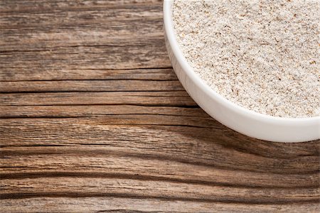 simsearch:400-07300783,k - gluten free whole grain rice flour - a ceramic bowl on grained wood background Stockbilder - Microstock & Abonnement, Bildnummer: 400-07299146